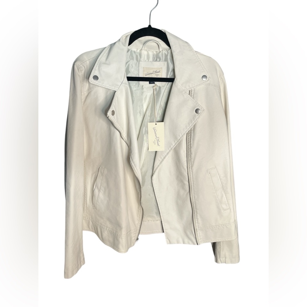 #31 Universal Thread NWT Large white Pleather Coat
